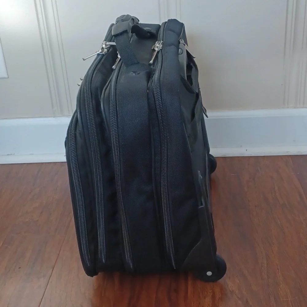 Foray Rolling Laptop/Computer/Pilot/Flight Travel Bag. Multiple Partitions - Picture 4 of 16